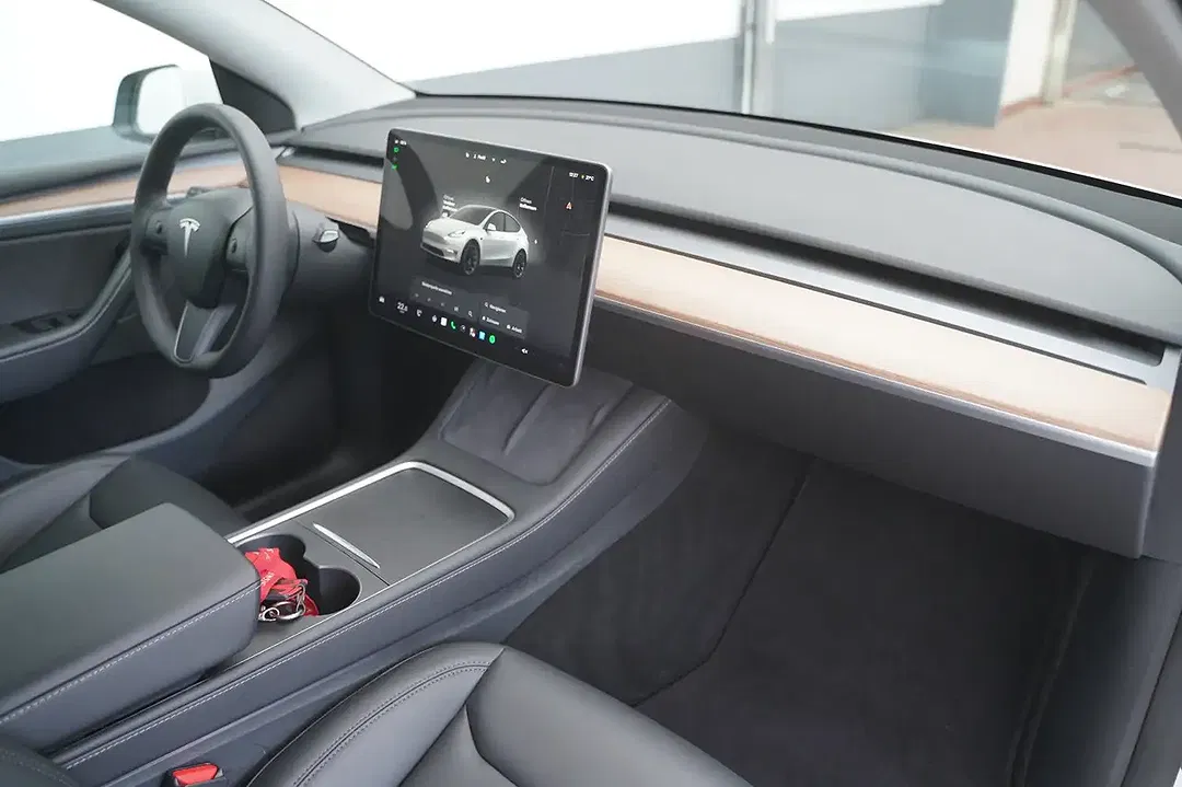 Tesla Model Y - Thumbnail 16