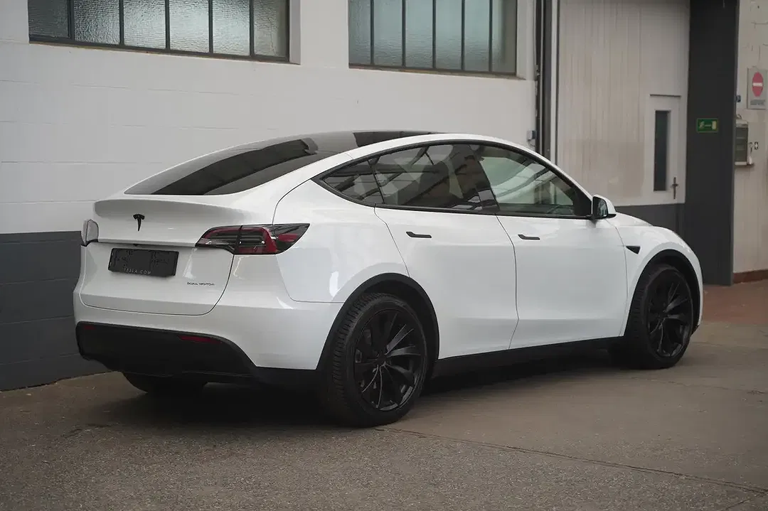Tesla Model Y - Thumbnail 21