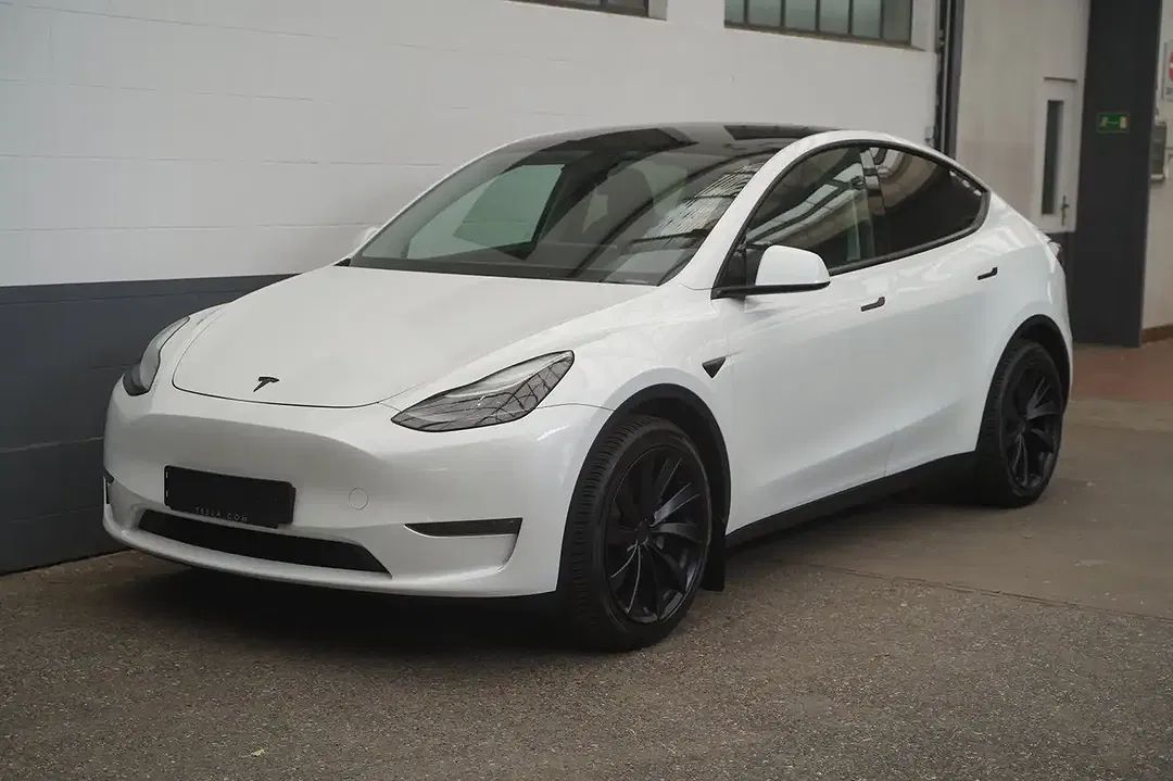 Tesla Model Y - Thumbnail 3