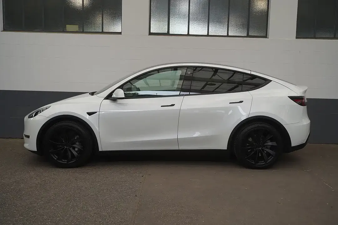 Tesla Model Y - Thumbnail 4