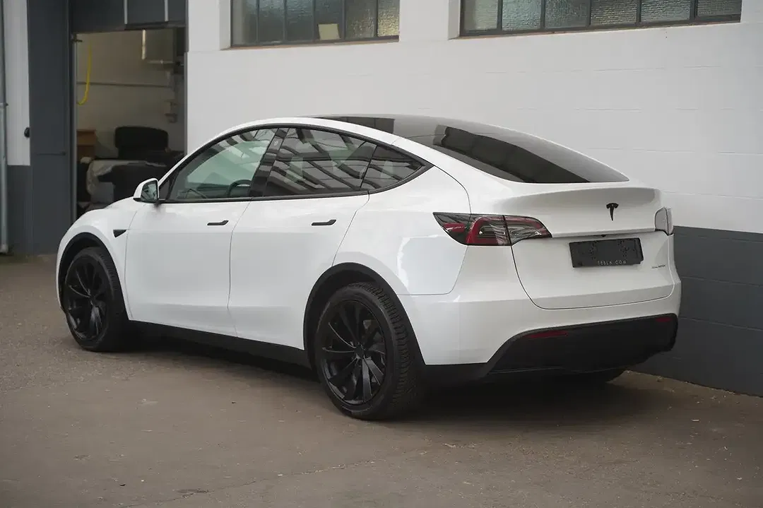 Tesla Model Y - Thumbnail 5