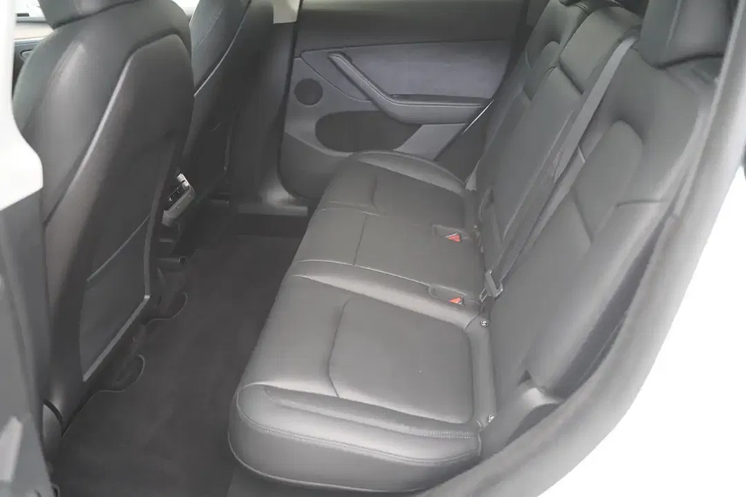 Tesla Model Y - Thumbnail 8