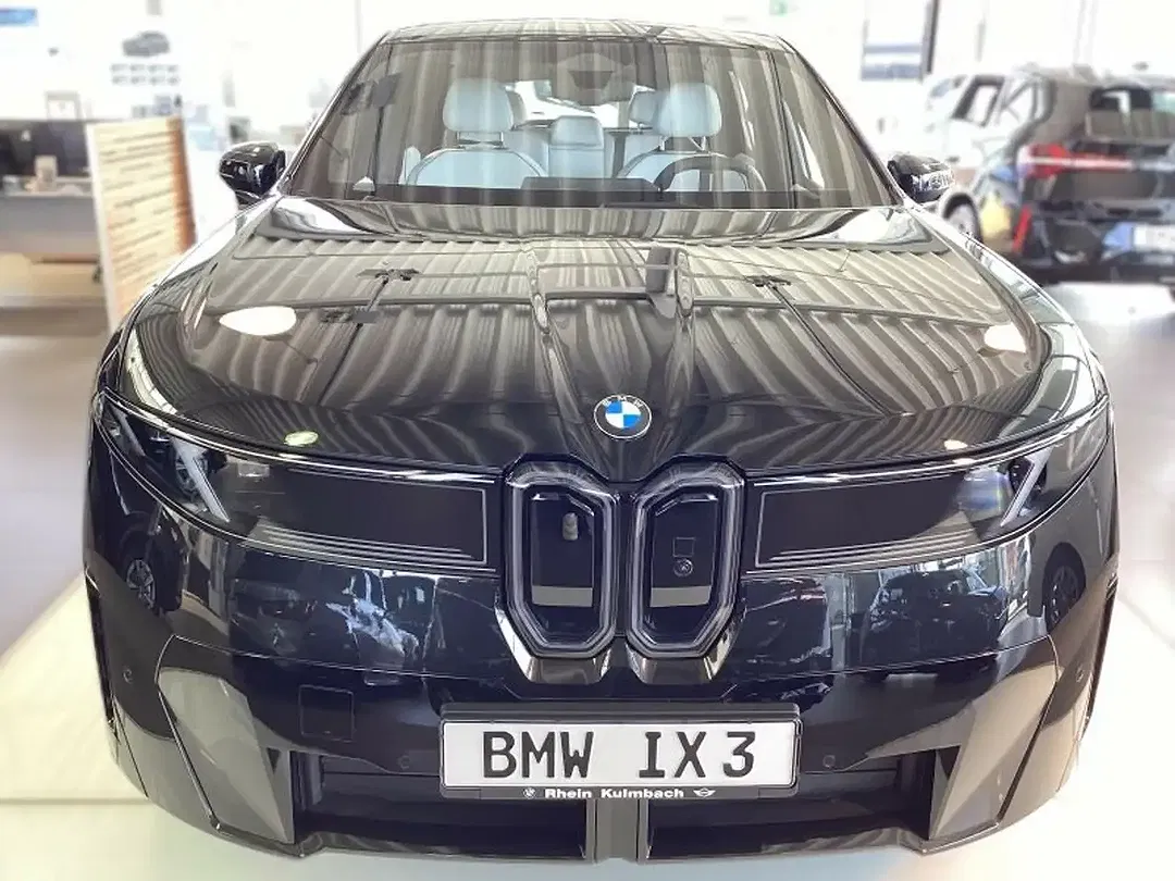 BMW iX3 - Thumbnail 3