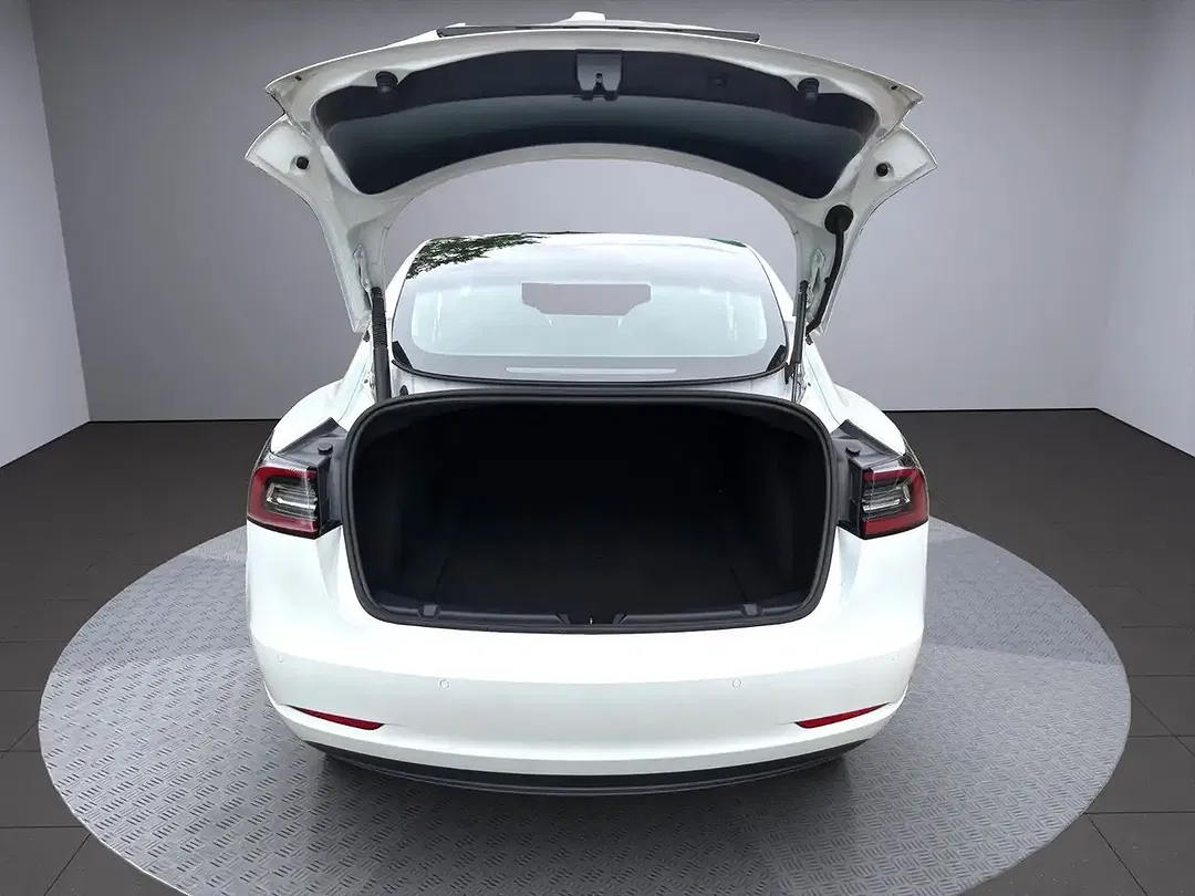Tesla Model 3 - Thumbnail 11