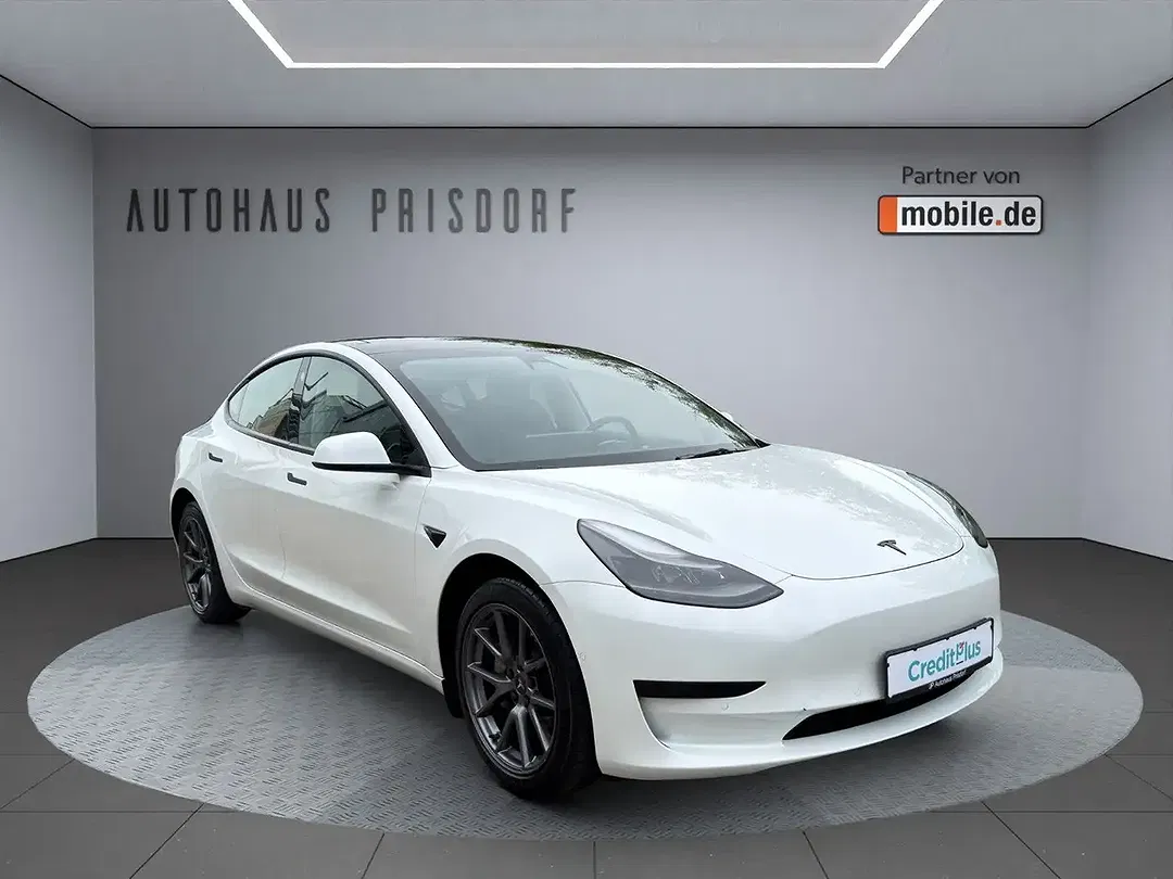 Tesla Model 3 - Thumbnail 3
