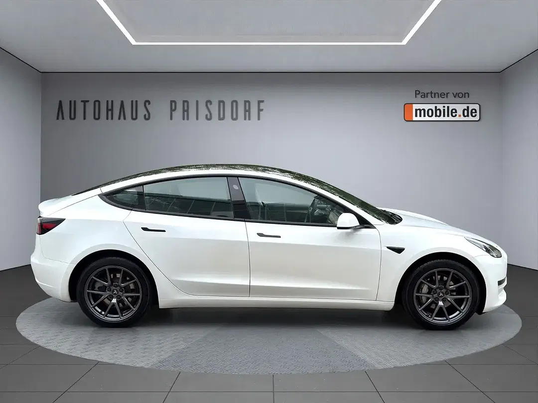 Tesla Model 3 - Thumbnail 4