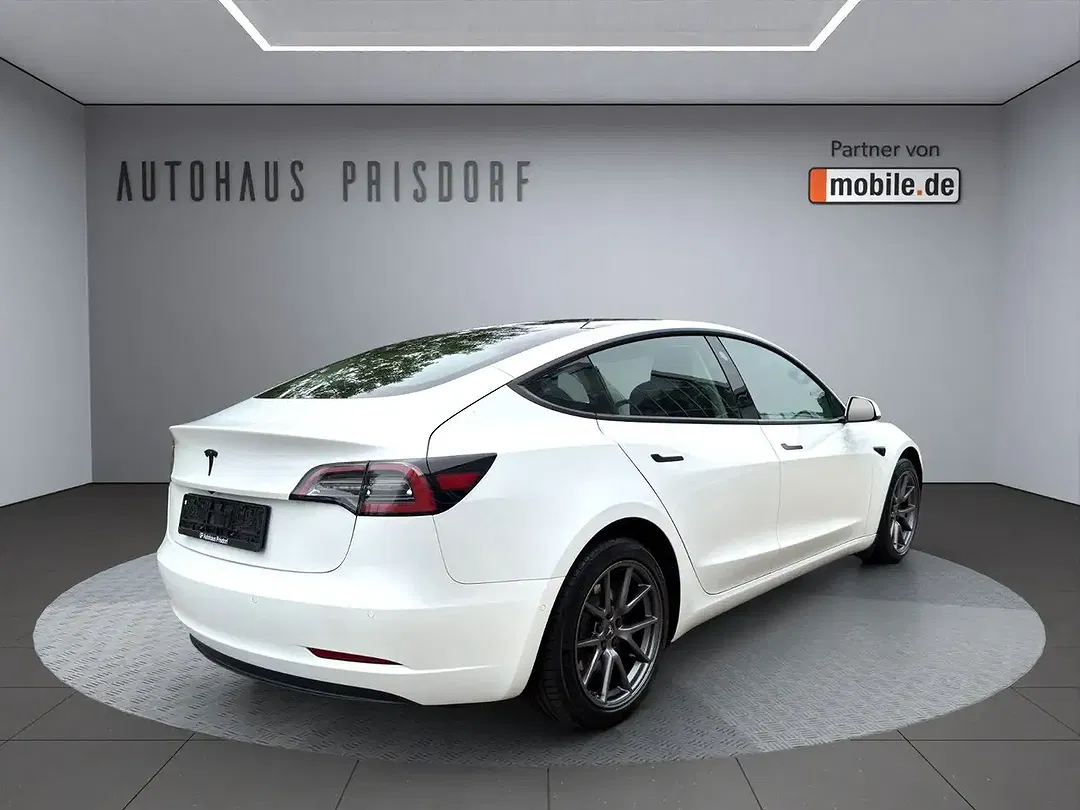 Tesla Model 3 - Thumbnail 5