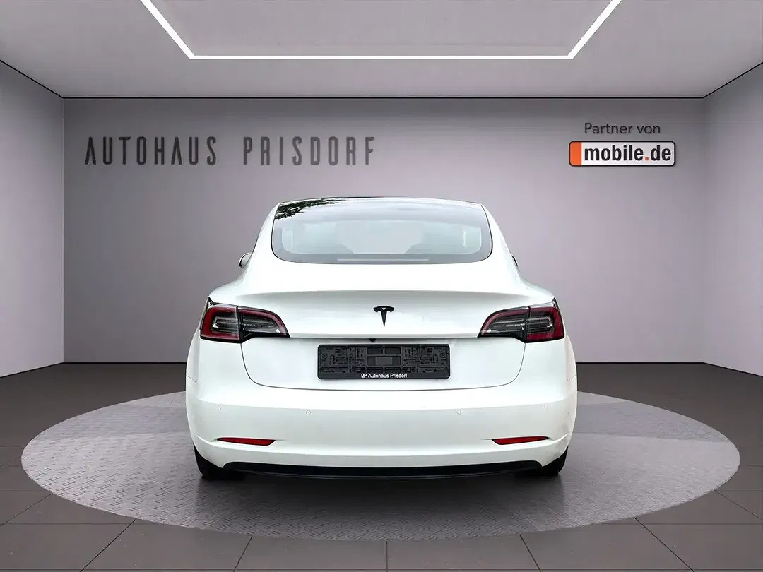 Tesla Model 3 - Thumbnail 6