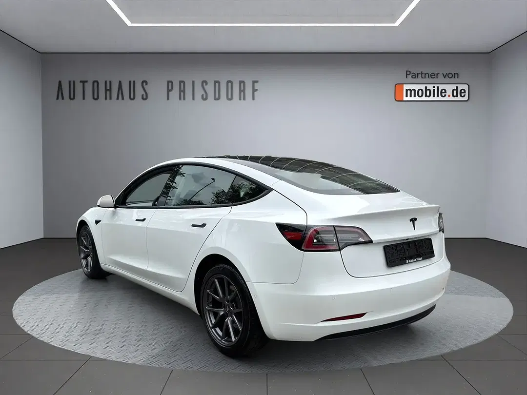 Tesla Model 3 - Thumbnail 7