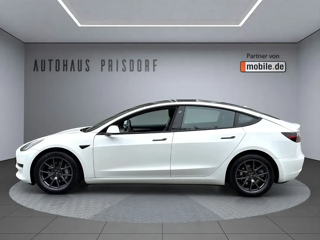 Tesla Model 3 - Thumbnail 8