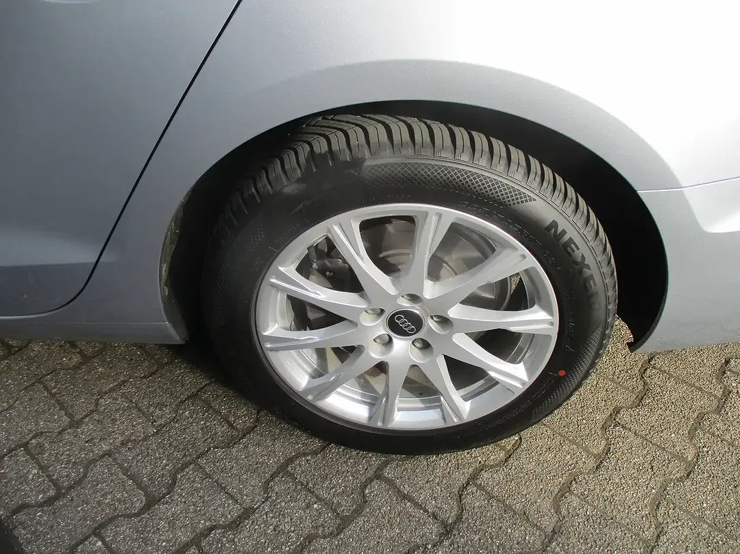 Audi A4 - Thumbnail 9