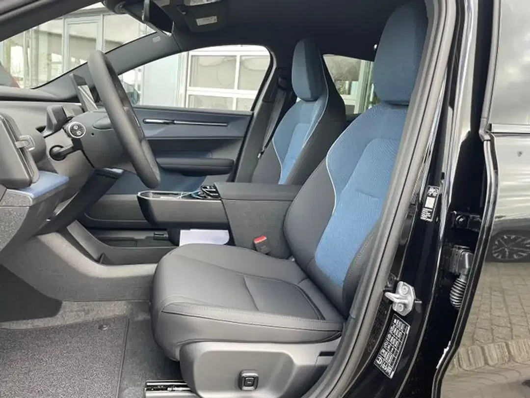 Volvo EX30 - Thumbnail 6