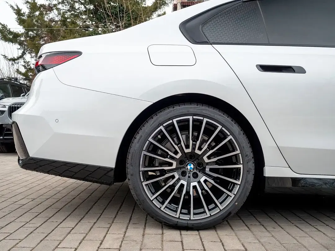 BMW 740 - Thumbnail 9
