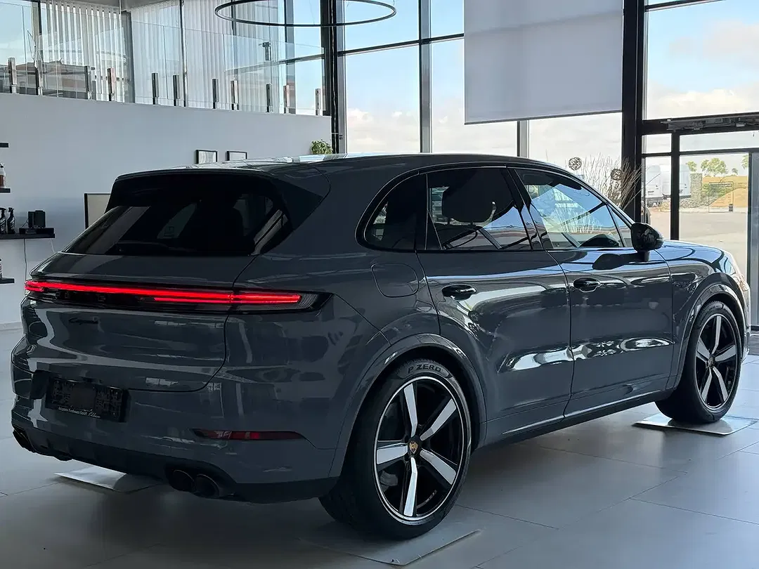 Porsche Cayenne - Thumbnail 2