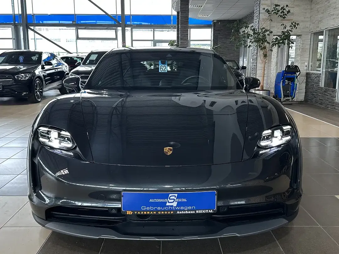Porsche Taycan - Thumbnail 2