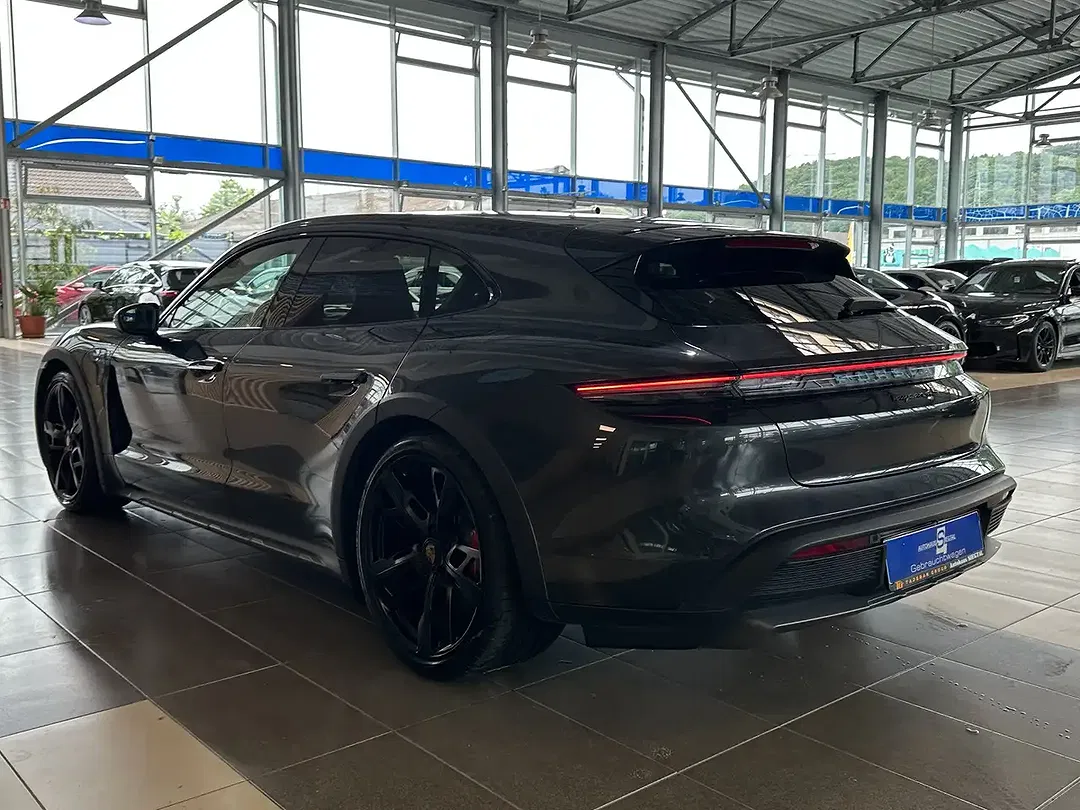 Porsche Taycan - Thumbnail 4