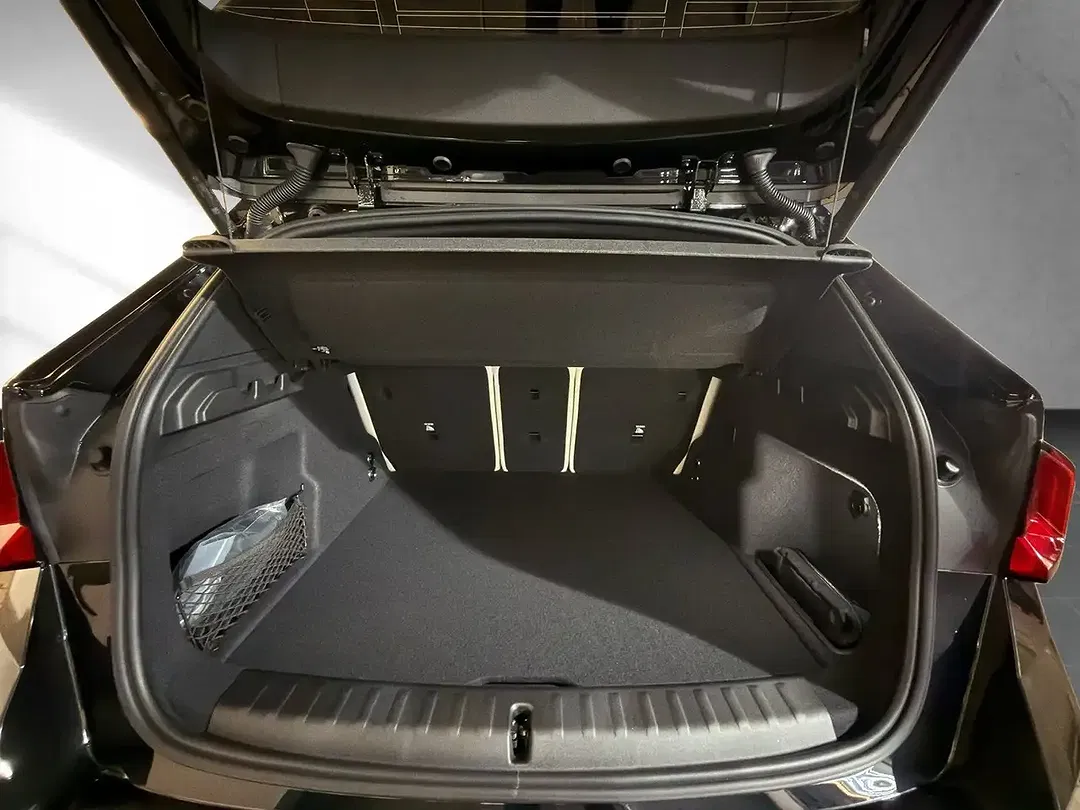 BMW iX1 - Thumbnail 11