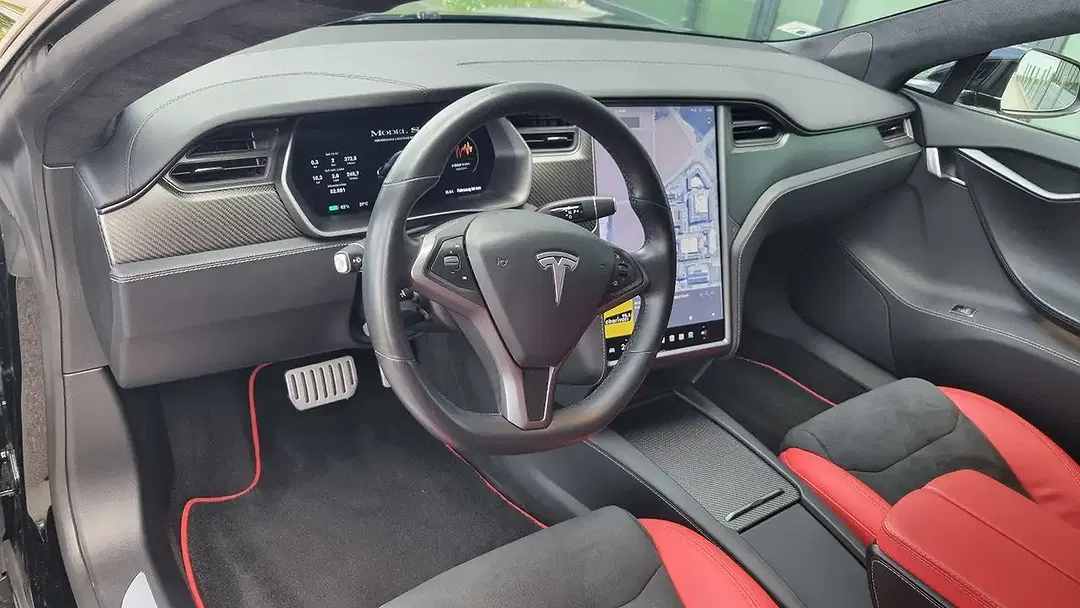 Tesla Model S - Thumbnail 10
