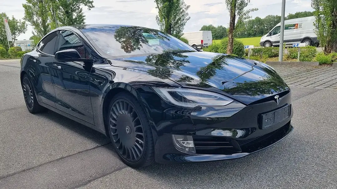 Tesla Model S - Thumbnail 3