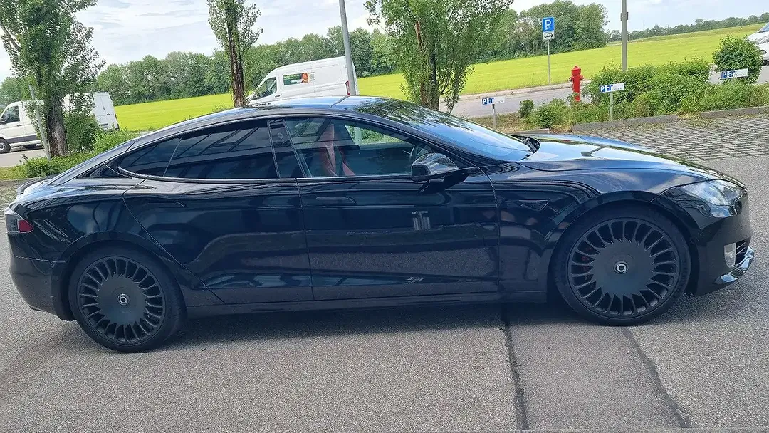 Tesla Model S - Thumbnail 4