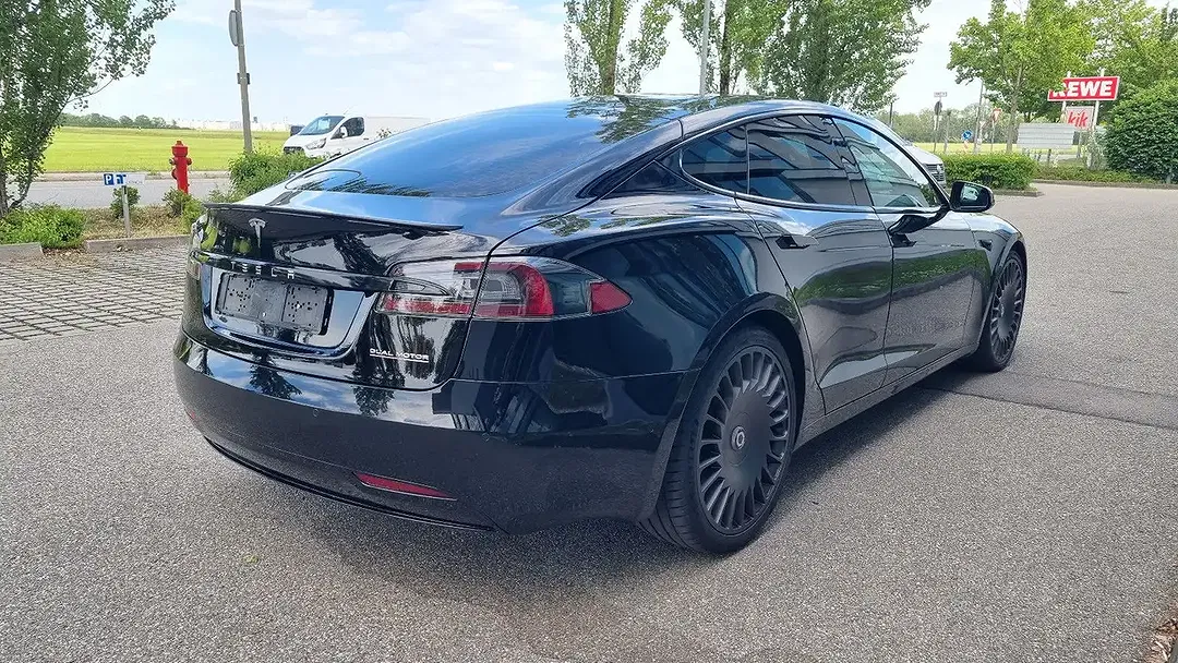 Tesla Model S - Thumbnail 5