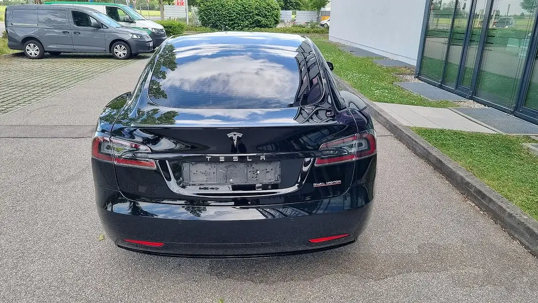 Tesla Model S - Thumbnail 6