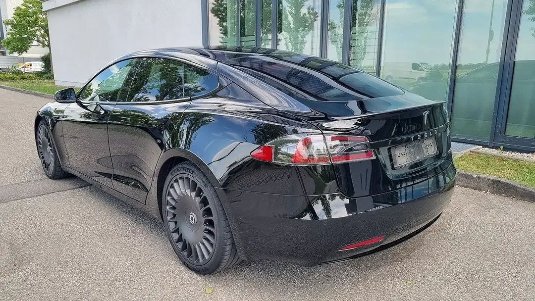 Tesla Model S - Thumbnail 7