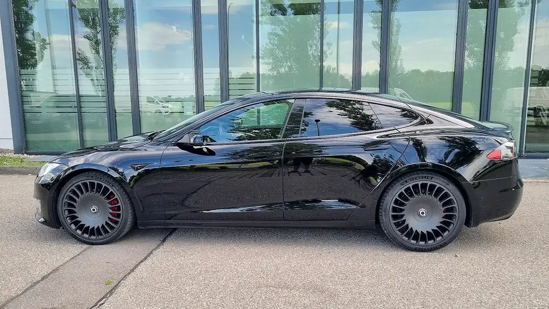 Tesla Model S - Thumbnail 8