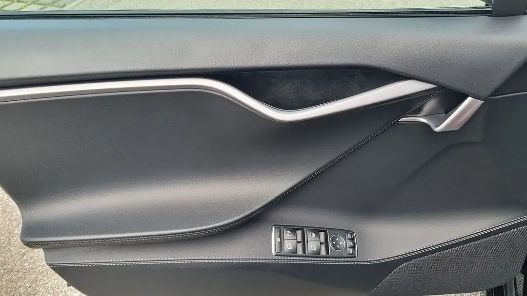 Tesla Model S - Thumbnail 9