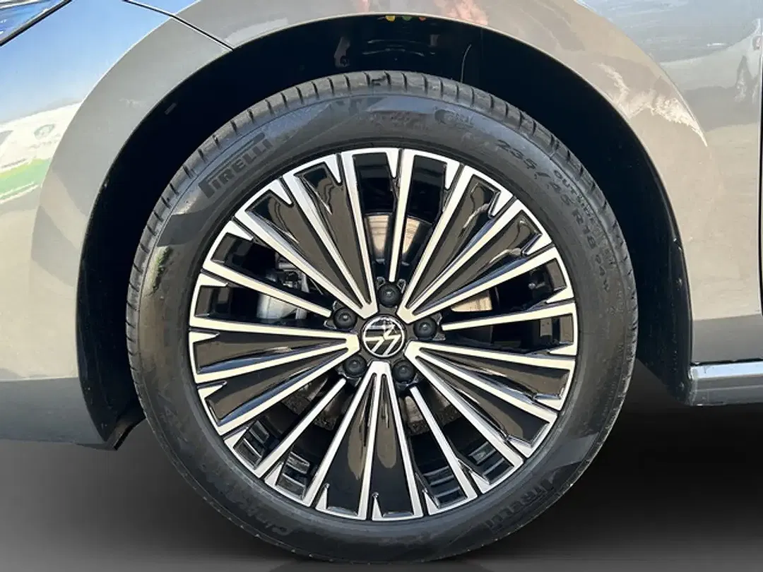 Volkswagen Passat - Thumbnail 9