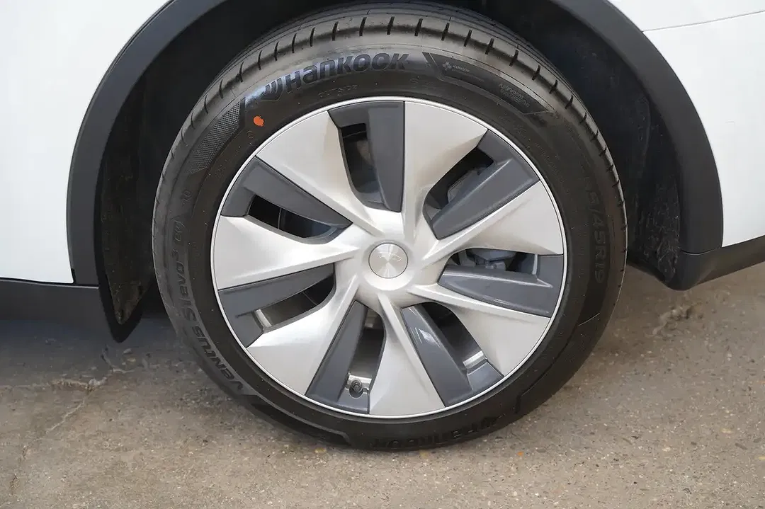Tesla Model Y - Thumbnail 9