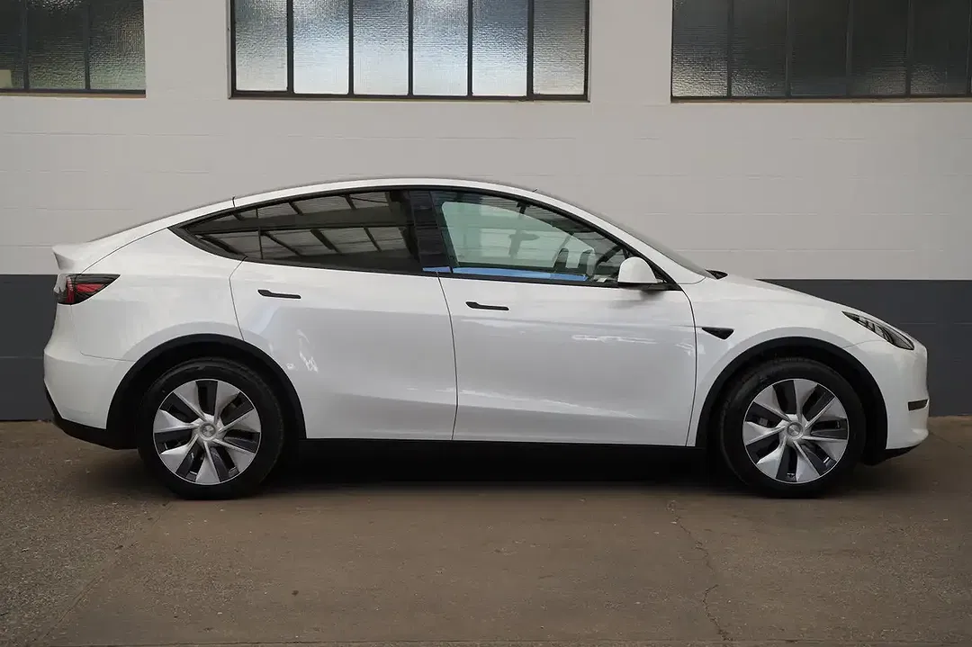 Tesla Model Y - Thumbnail 11