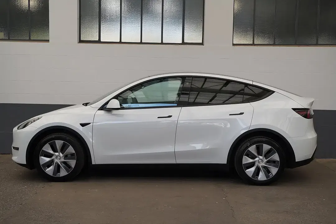 Tesla Model Y - Thumbnail 3