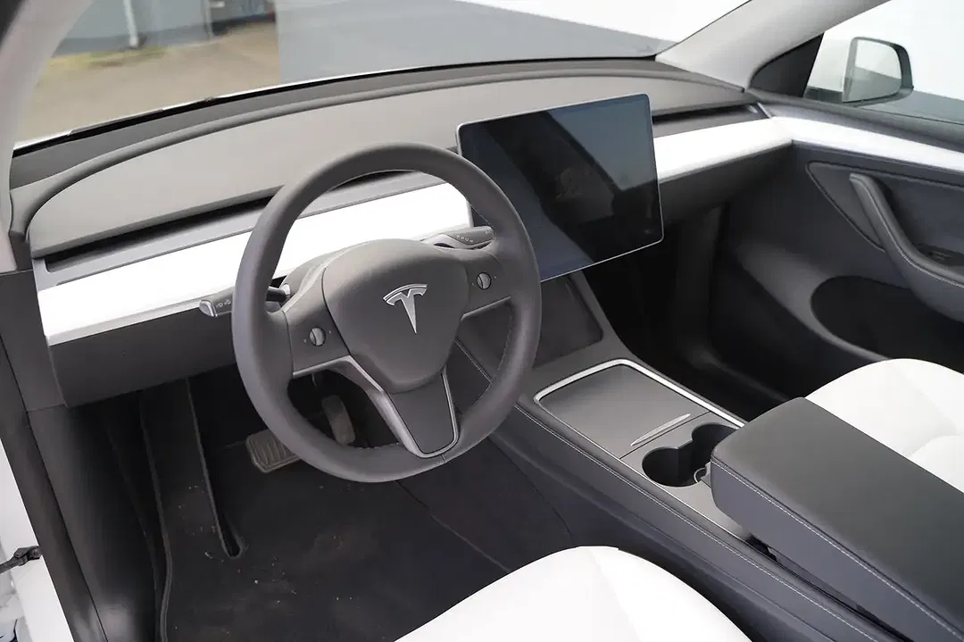 Tesla Model Y - Thumbnail 5