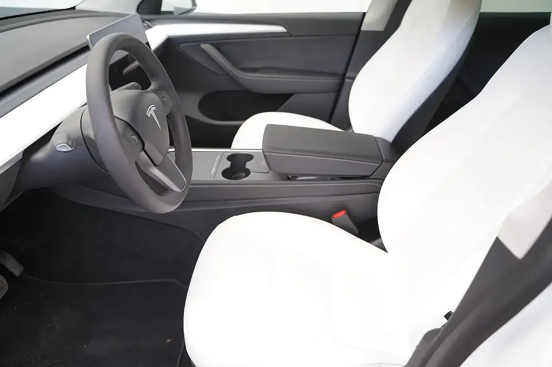 Tesla Model Y - Thumbnail 6