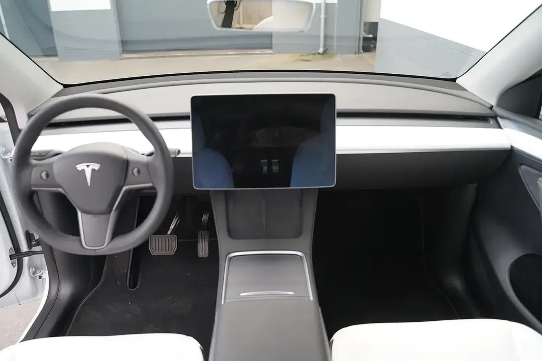 Tesla Model Y - Thumbnail 7