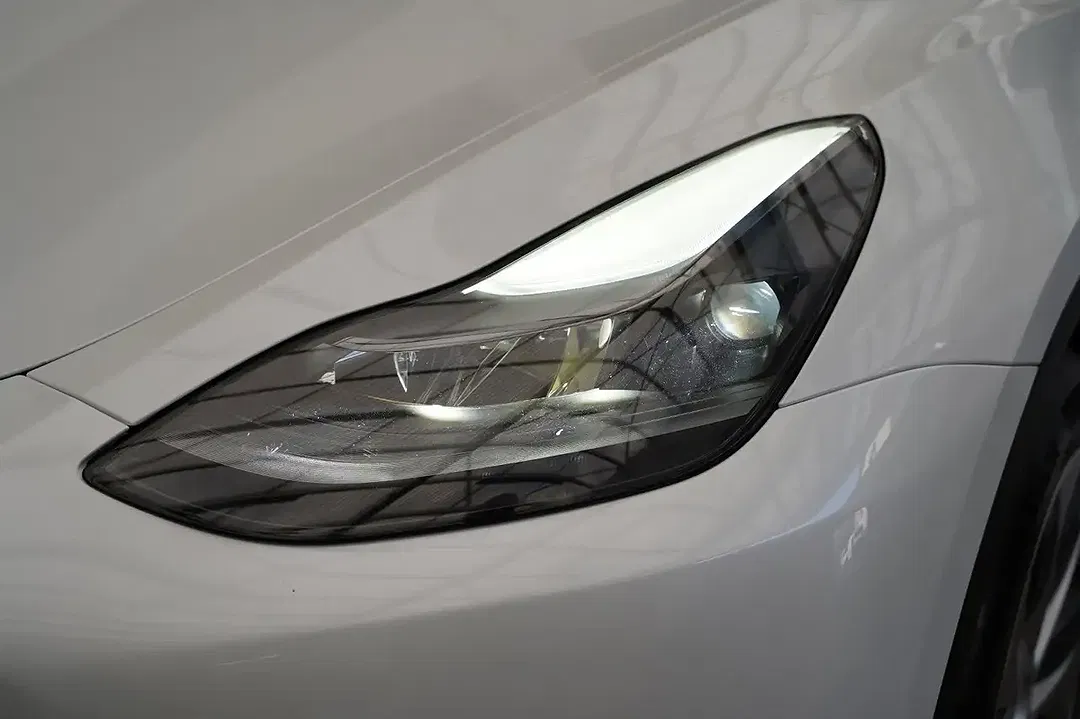 Tesla Model Y - Thumbnail 8