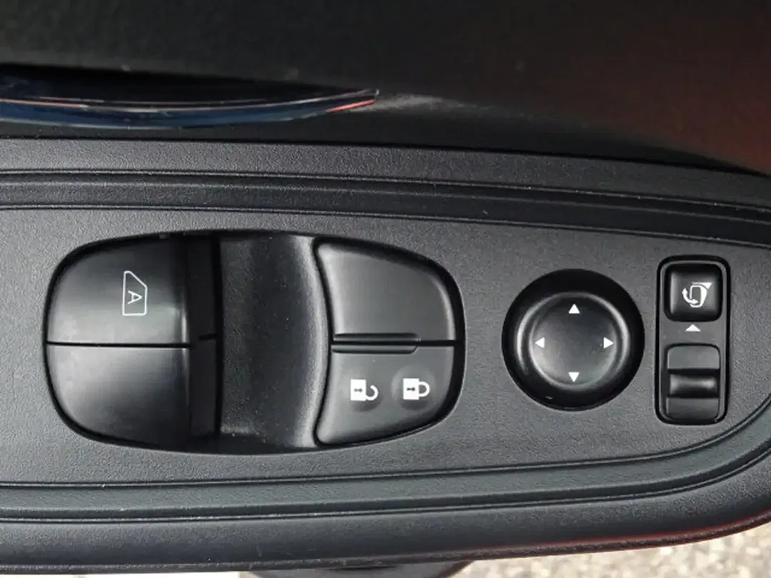 Nissan Micra - Thumbnail 10