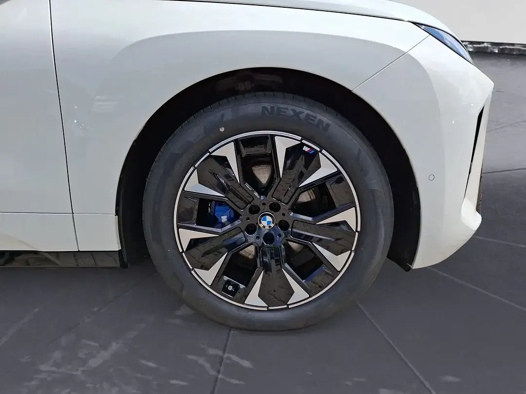 BMW iX - Thumbnail 11