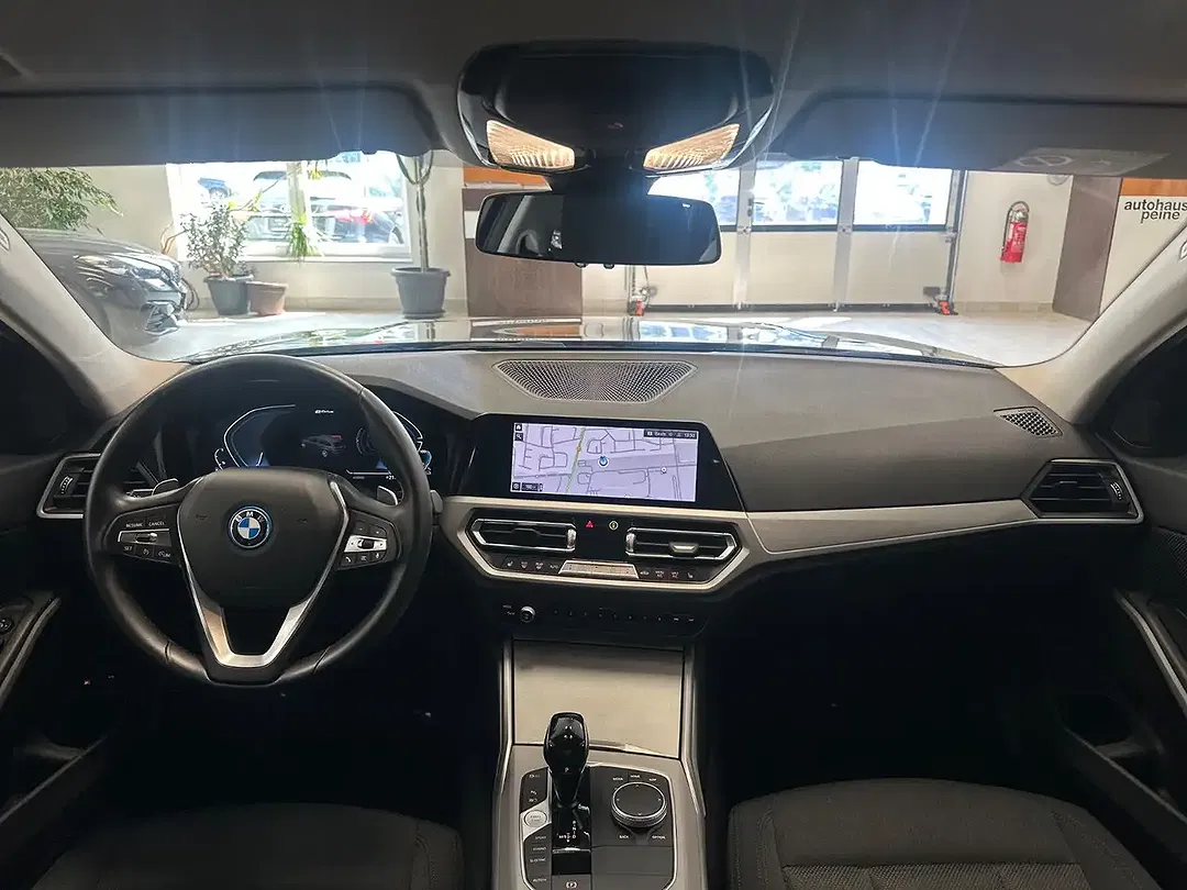 BMW 320 - Thumbnail 3