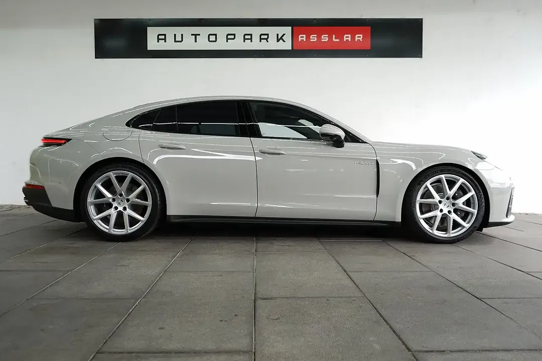 Porsche Panamera - Thumbnail 1