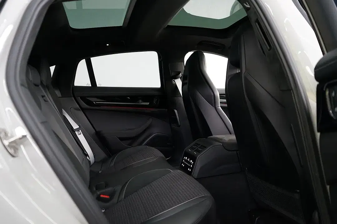Porsche Panamera - Thumbnail 10