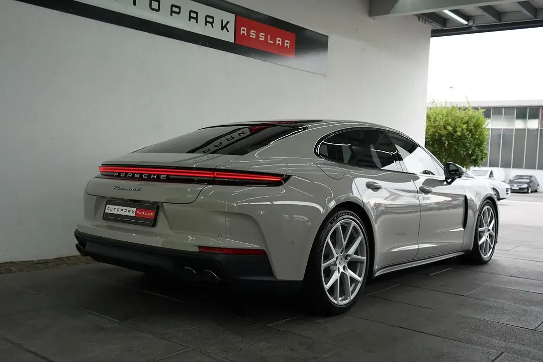 Porsche Panamera - Thumbnail 3