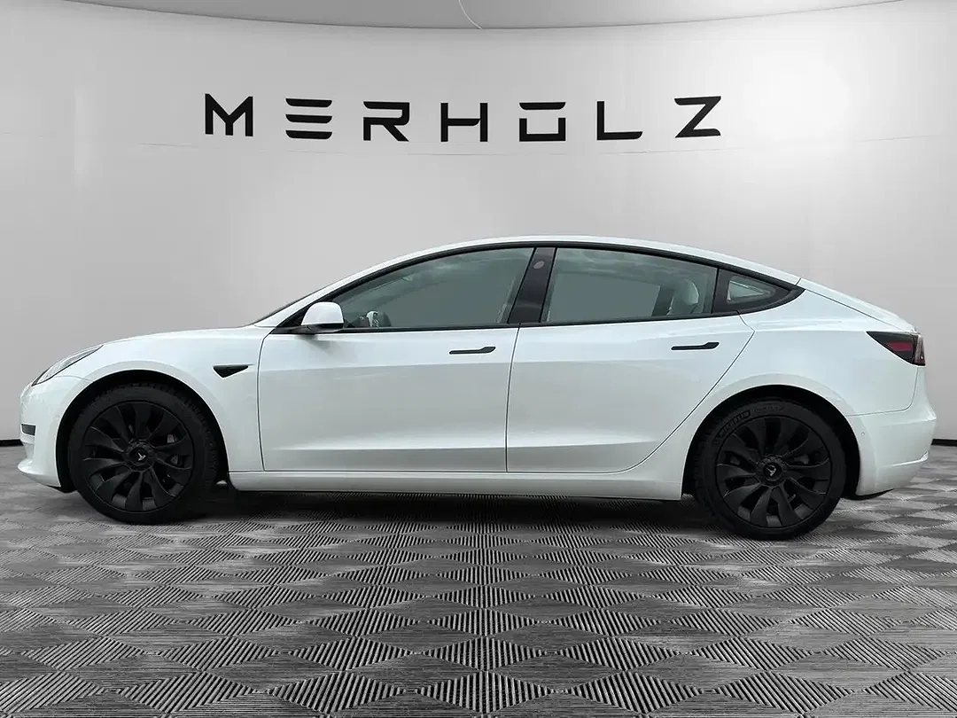 Tesla Model 3 - Thumbnail 4