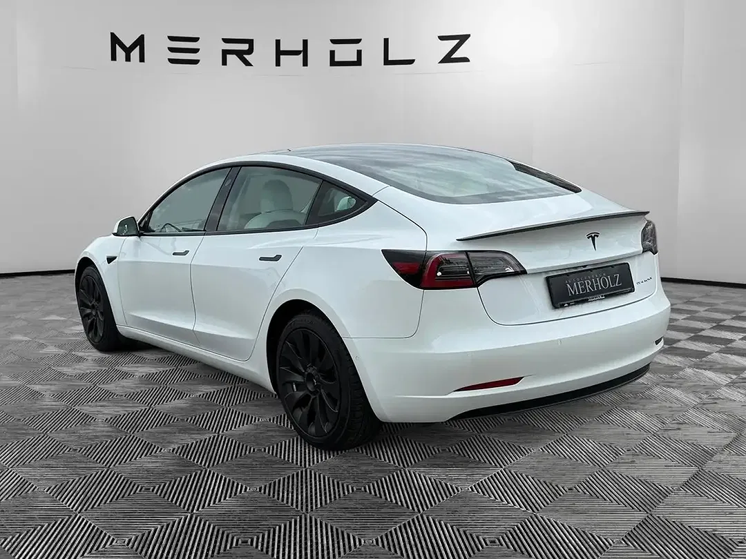 Tesla Model 3 - Thumbnail 5