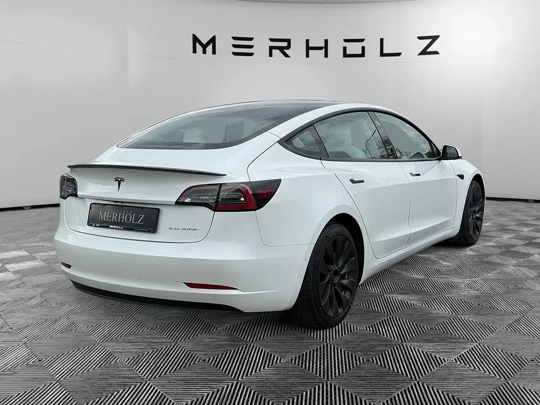 Tesla Model 3 - Thumbnail 7