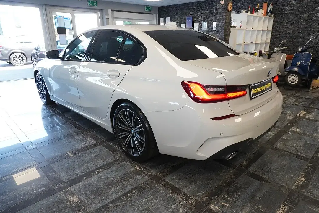 BMW 318 - Thumbnail 11