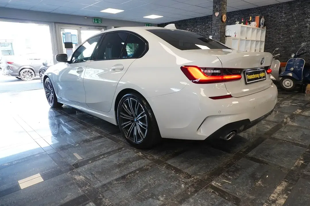 BMW 318 - Thumbnail 13