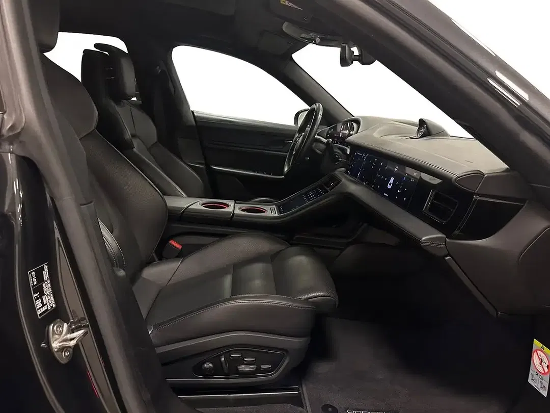 Porsche Taycan - Thumbnail 11