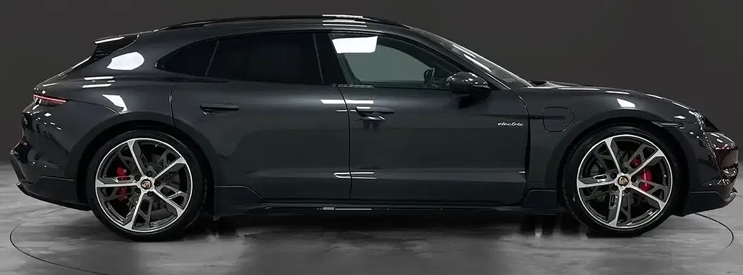 Porsche Taycan - Thumbnail 3